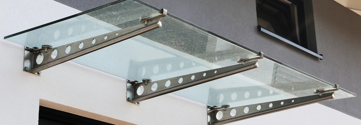 Ein Vordach aus Glas und Metall.